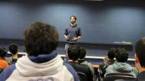 Estudantes participam da Feirinha de Problemas no ICMC