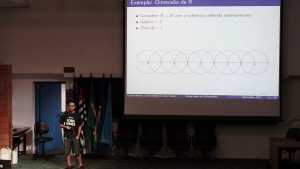 Aluno do ICMC apresenta conceitos de dimensões no Seminário de Coisas Legais
