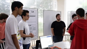 Feira de Produtos aproxima estudantes e empresas